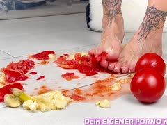 Beim privaten Fetischporno zertreten Tattoo Füße Esswaren