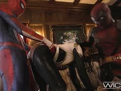 Zwei Maskentypen und Ana Foxxx beim Rollenspiel